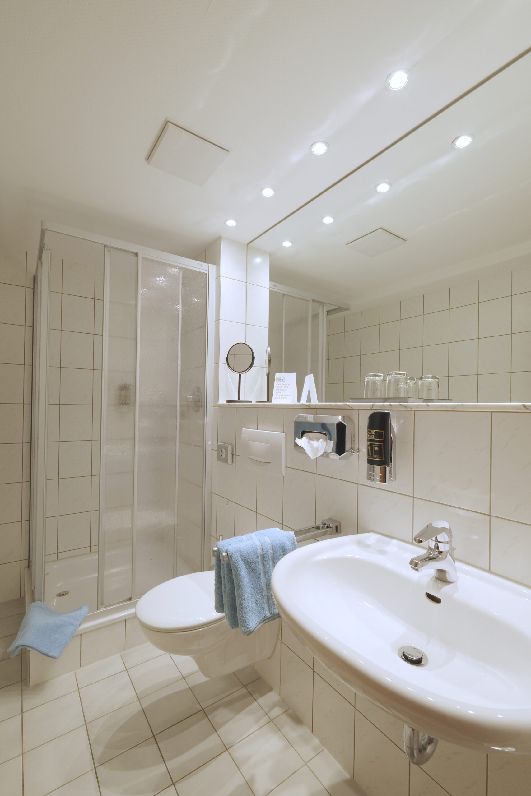 Dreibettzimmer_Bad_1