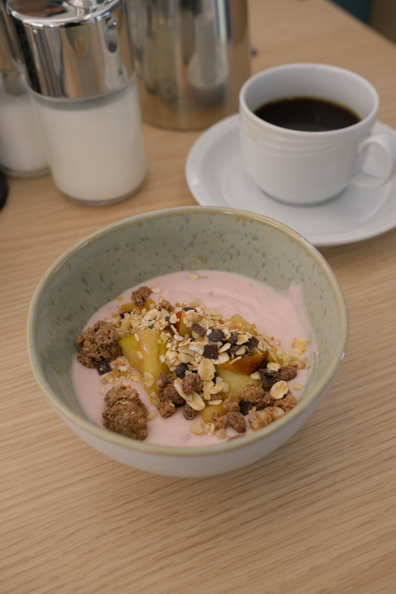 Frühstücksbuffet Hotel am Feldmarksee Müsli mit Früchten, Joghurt und Körnern